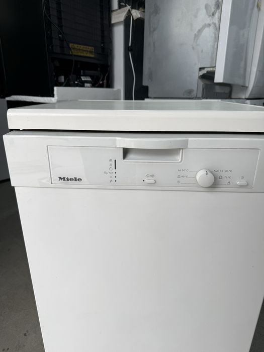 Свободно стояща съдомиялна MIELE 60/см с три кошници.