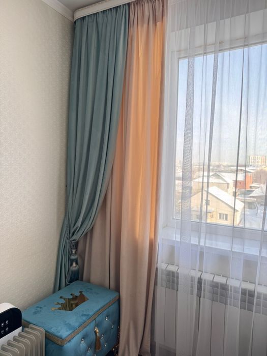 холодильник,диван,шторы