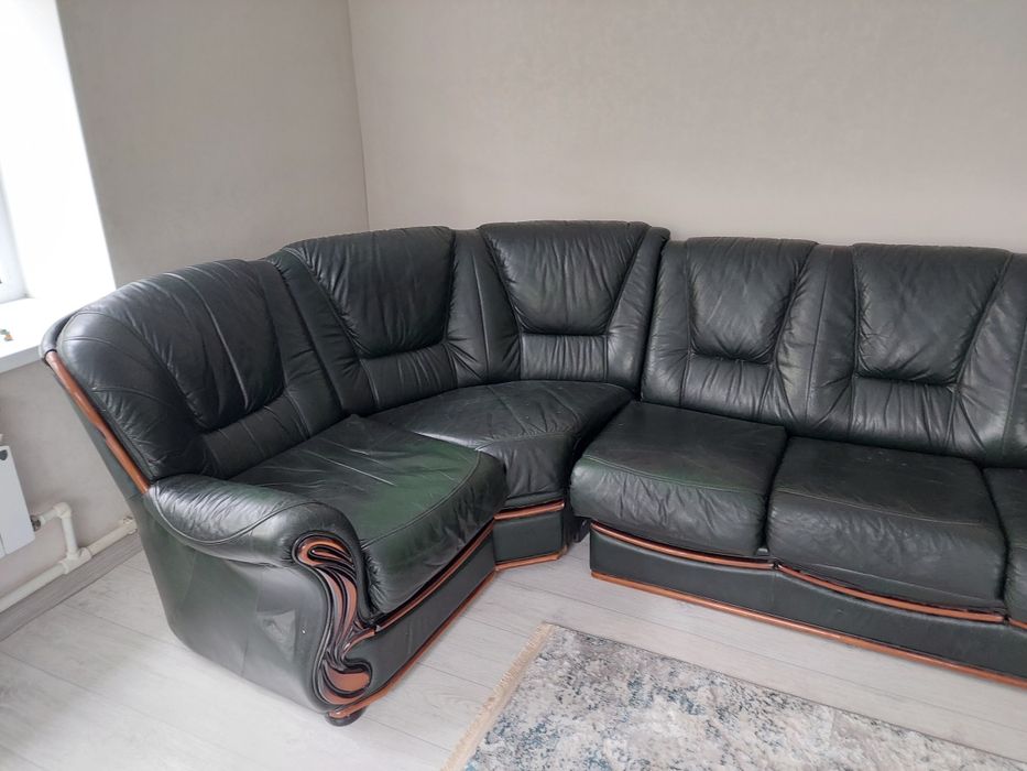 Кожаный уголок темно зеленый