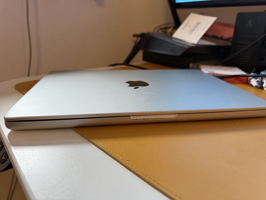 Macbook pro 2023 m2 pro 10 cores 16 Gb 512
