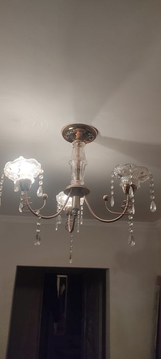 Продам люстру трехрожковую