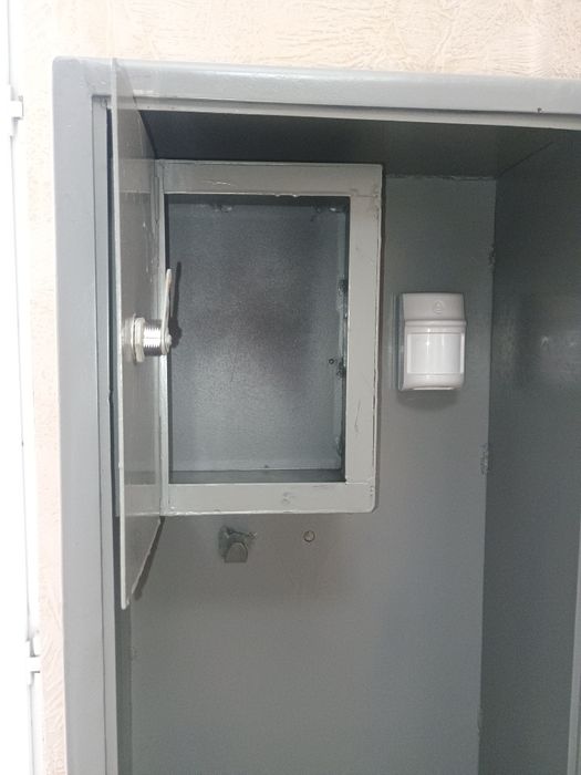 Сейф металлический с тумбой.