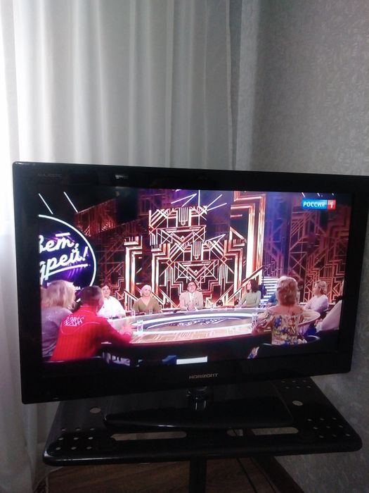 Телевизор Horizont с подставкой под телевизор