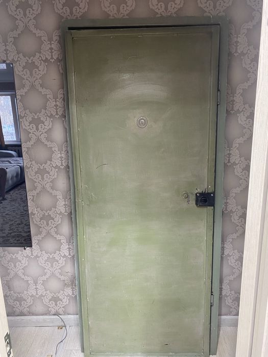 Продам железную дверь