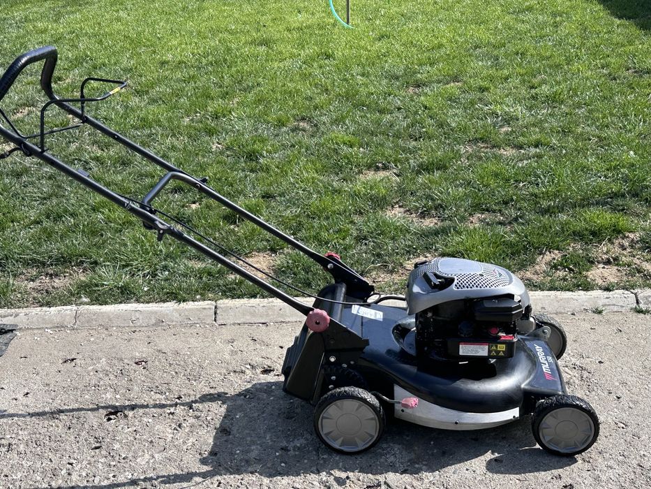 Coasa gazon cu tractiune impecabila