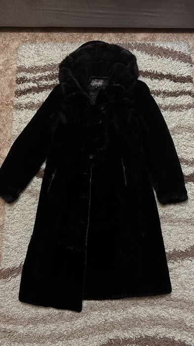 Продам 2 Шубы  цигейковые