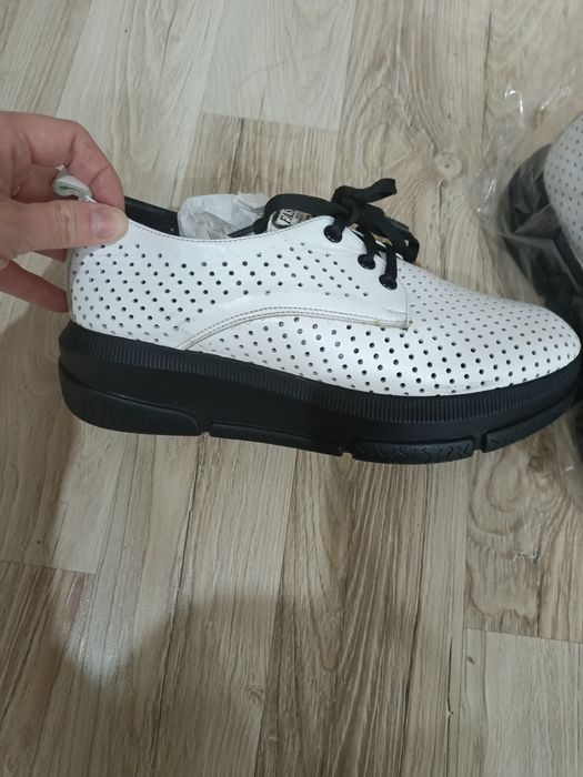 Продам женские ботинки