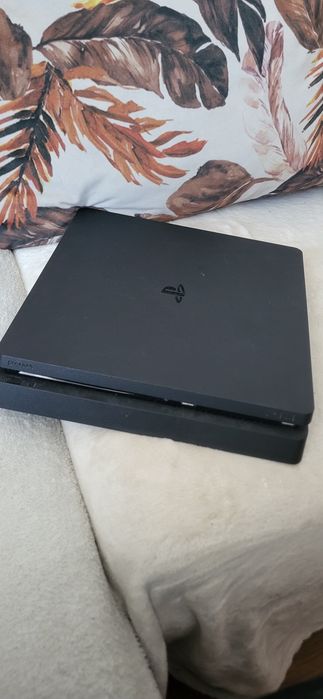 Vând ps 4 slim foarte bun