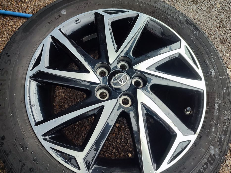 16" оригинални алуминиеви джанти за Toyota Yaris hybrid.