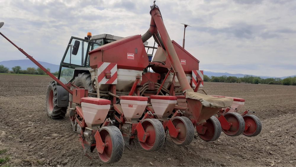 Vand semanatoare pentru porumb floare