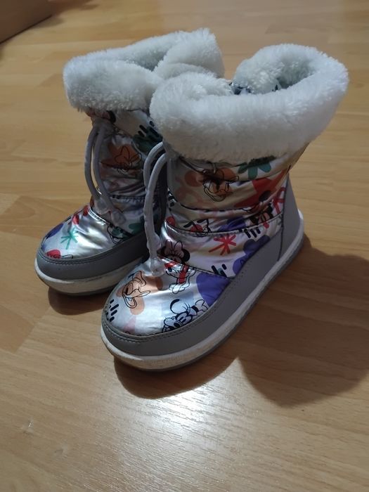 Продавам сладки детски апрески Disney