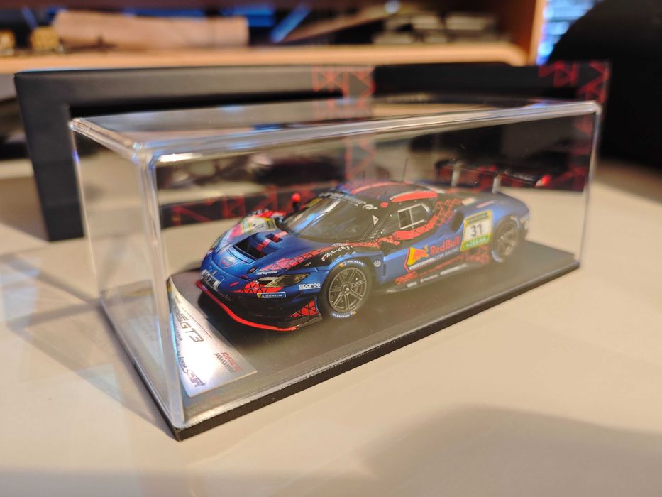 Продавам чисто нов Max Verstappen & Chris Lulham 1:48 модел