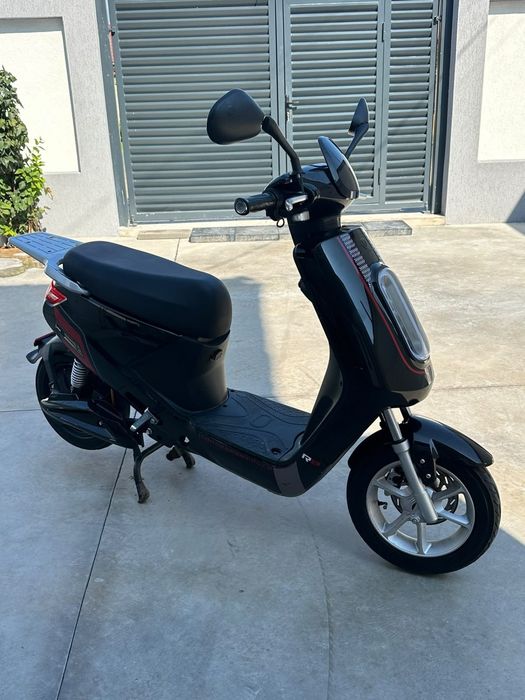 Vând scuter electric RKS R8