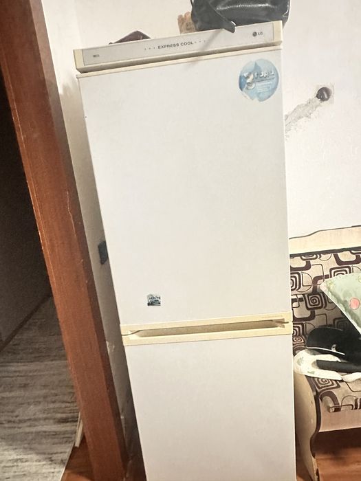 Холодильник все работает , диваны на кухню
