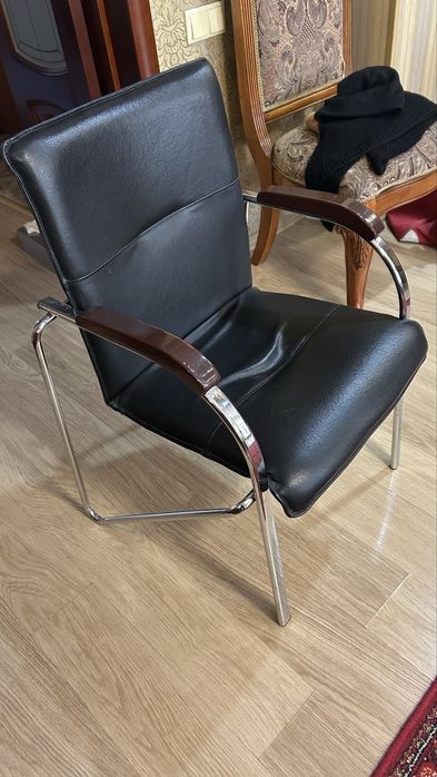 Офисные стулья для клиентов и сотрудников