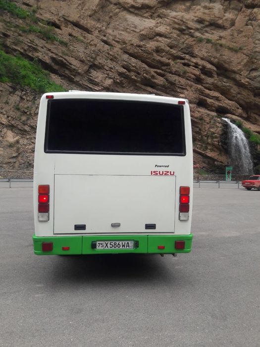 Isuzu avtobus.            .