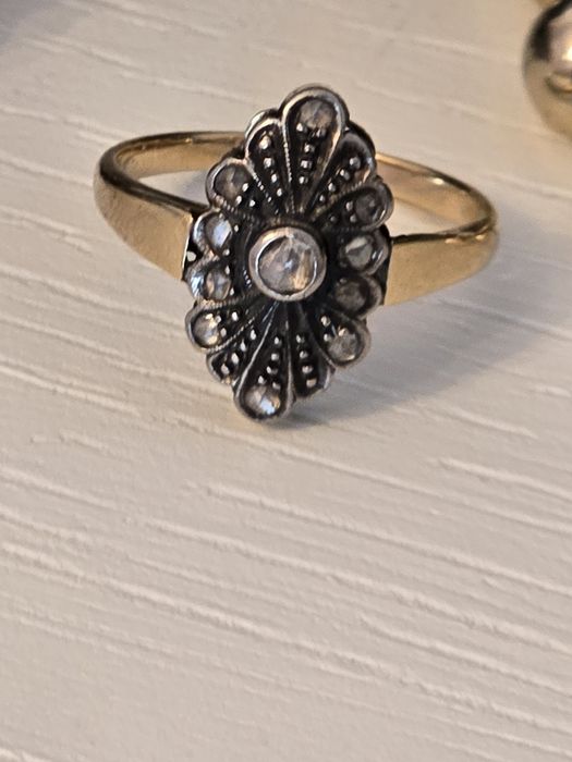 Inele din aur cu diamante si smarald