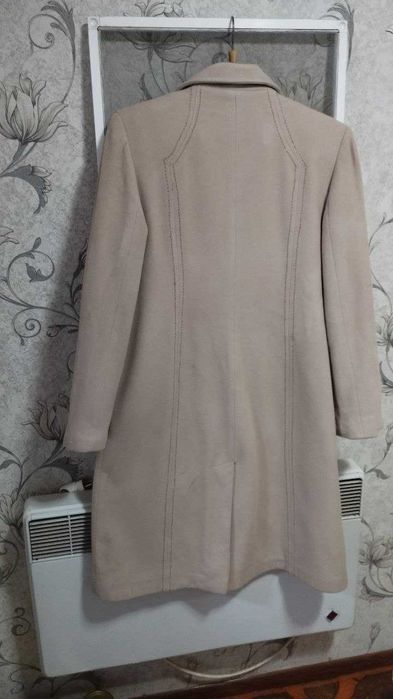 Продаётся женское пальто.