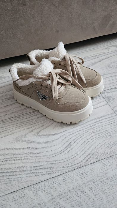 Продам кроссовки с мехом