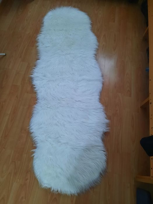 Пухкаво килимче в бял цвят