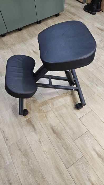 Коленичещ стол с променлива височина