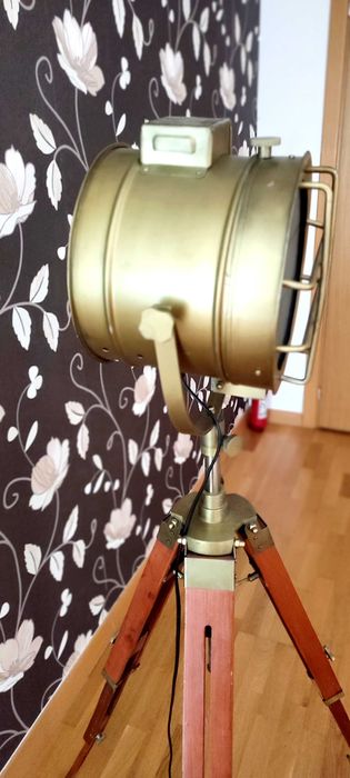 Lampa de podea trepied tip far