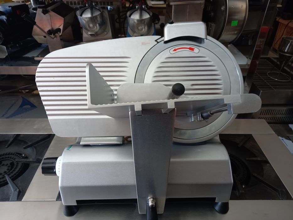 Слайсер slayser go'sht,mevalar va sabzavotlarni kesadi