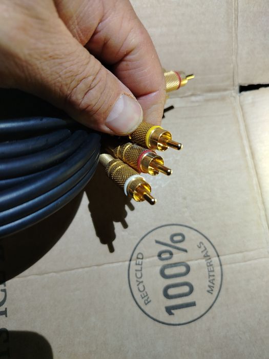 Cablu audio video cu trei mufe RCA metalice. Este ecranat