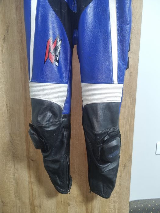 Vând costum moto suzuki