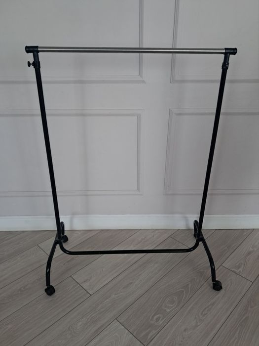Напольная гардеробная вешалка.