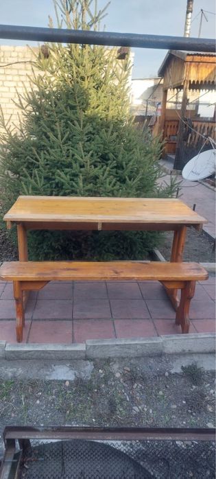 Деревянные столы, скамейки