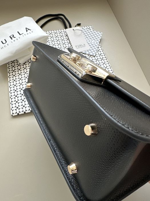 Дамска чанта Furla metropolis 21см в черен цвят