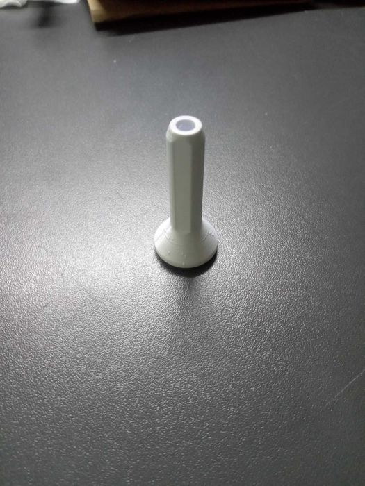 Бутон за сваляне на задни седалки на Toyota Yaris gen 3 - дизайнерски