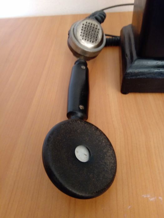 Стар ретро телефон