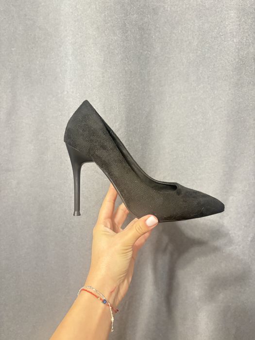 Велурени обувки на висок ток