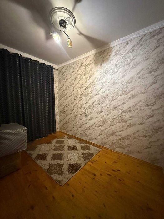 Продаётся квартира 3-х комнатная переделанная в 4-х комнатную.