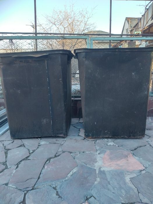 Баки мусорные б/у