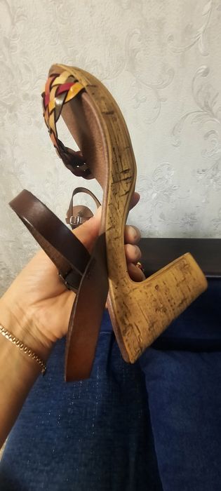 Босоножки женские      .