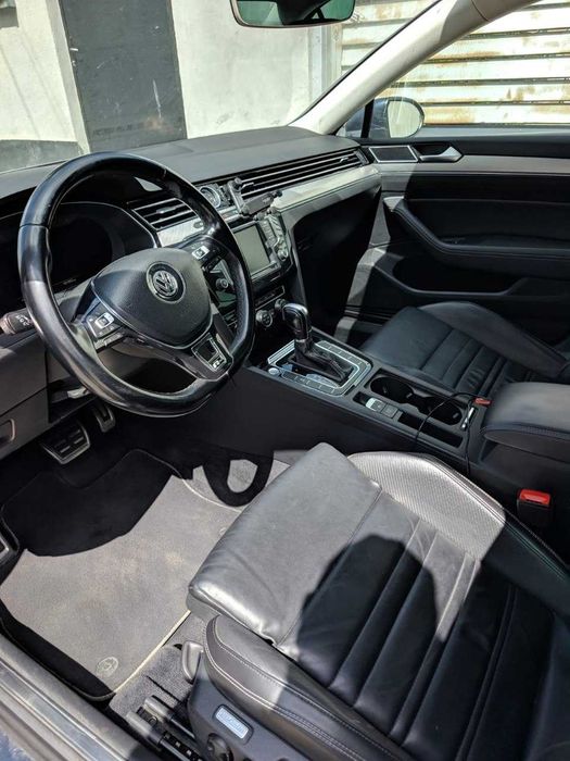 VW Passat B8 2015 · 1.6 TDI · 102.000 km · Automată · Albastru metalizat