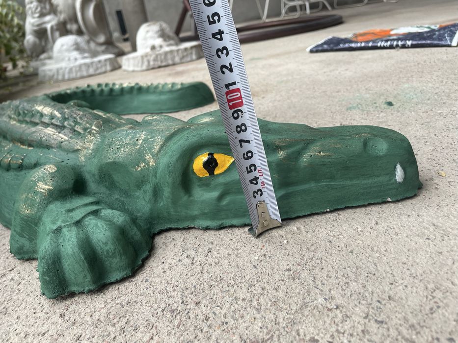 Скульптура из бетона крокодил