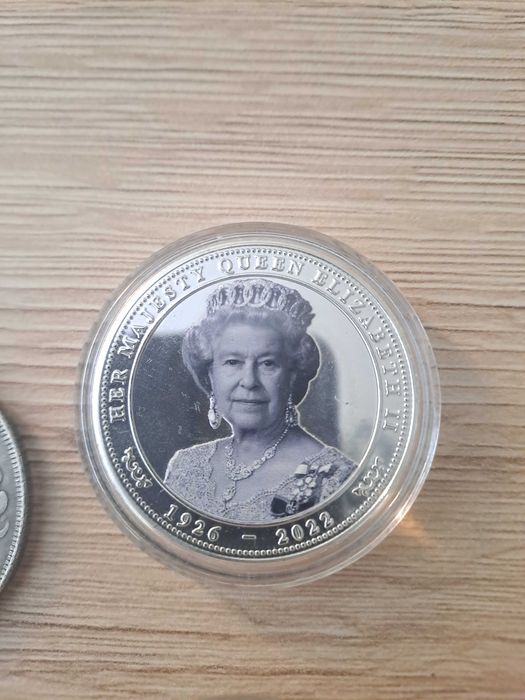 Монети Биткойн, Етериум и сувенирни от Китай.