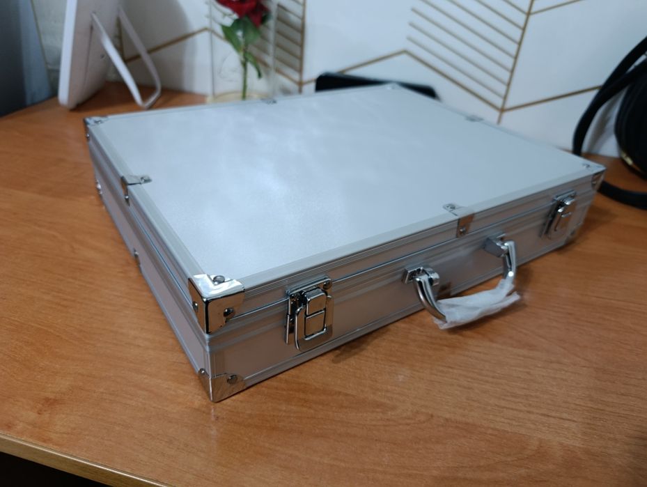 Алюминиевый кейс чемодан