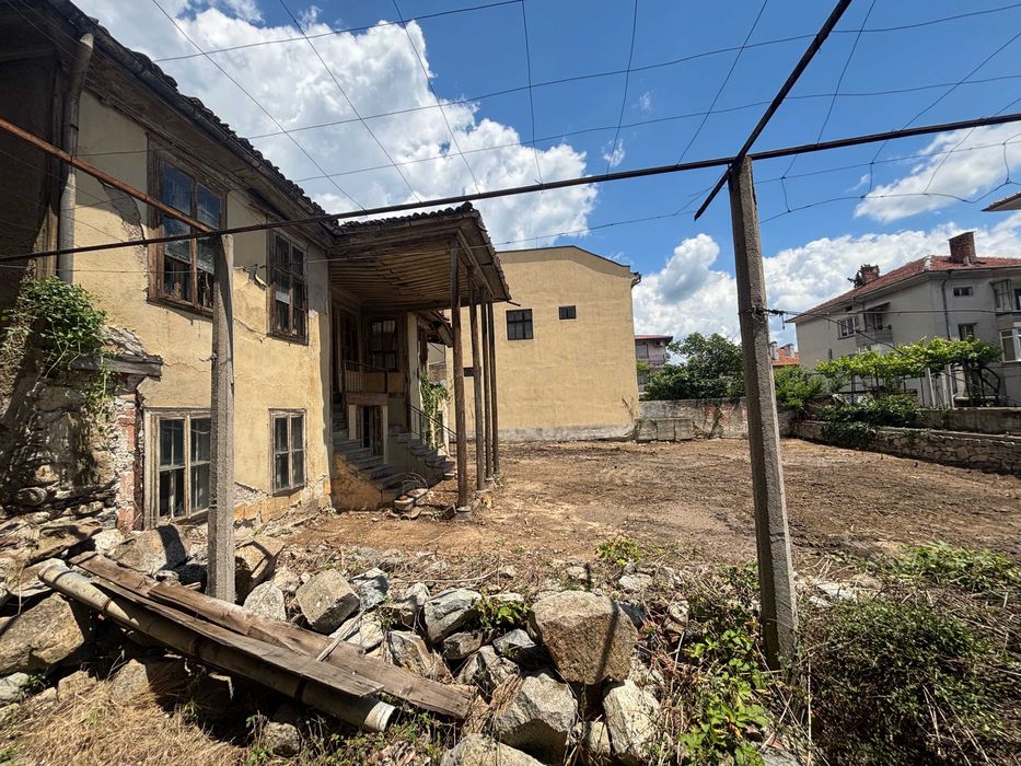 Автентична СТАРИННА КЪЩА с двор ЦЕНТЪРА на Карлово