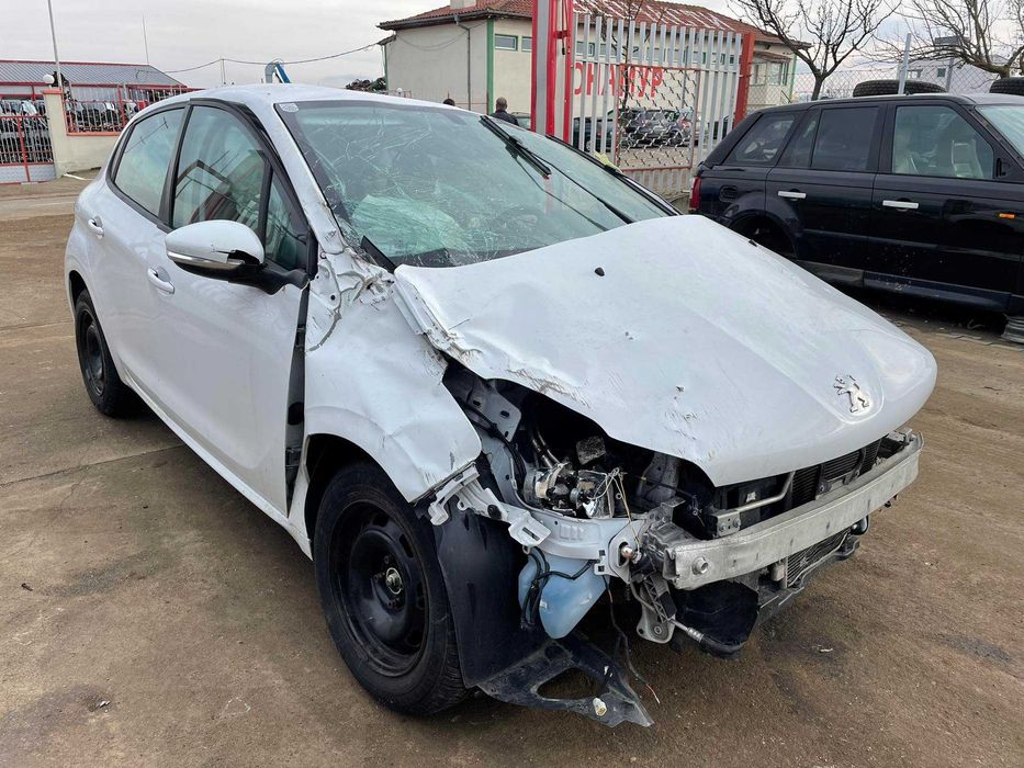 Пежо 208 1.2 бензин 2015г.