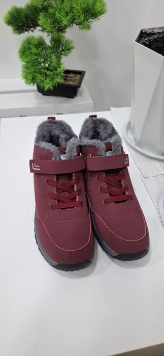 Продам тёплые кроссовки