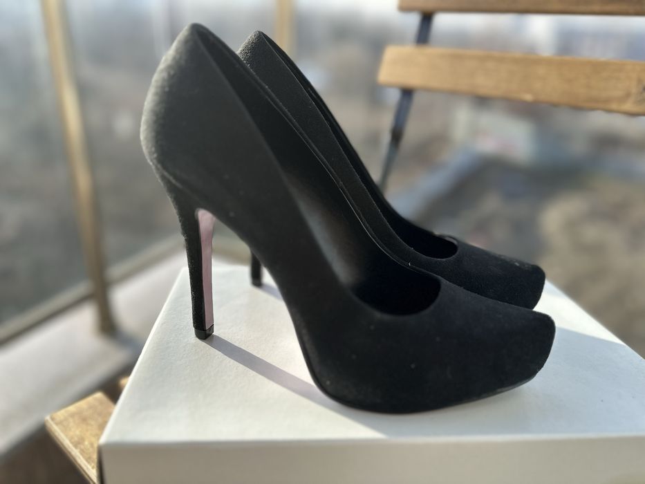 Елегантни обувки на висок на ток