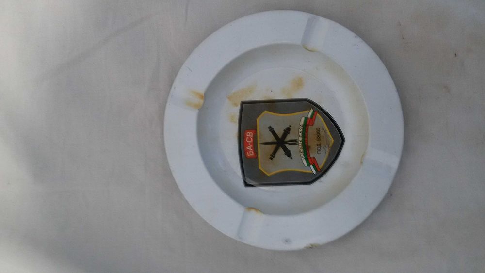 ретро радиоприемници, антена, манерка, инструменти, свещник, пепелник