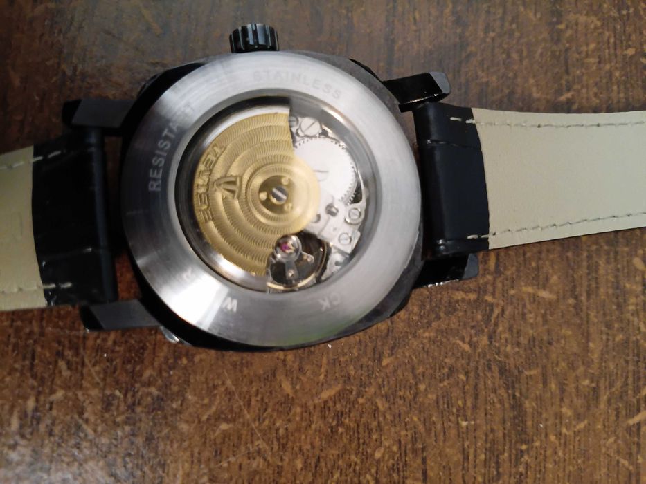 Часы механические с автоподзаводом.