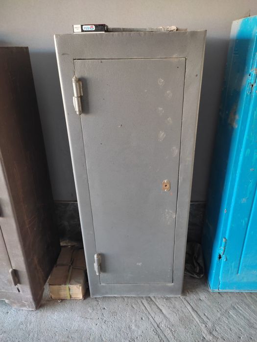 Два больших сейфа