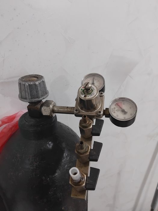 Редуктор и кислородный баллон